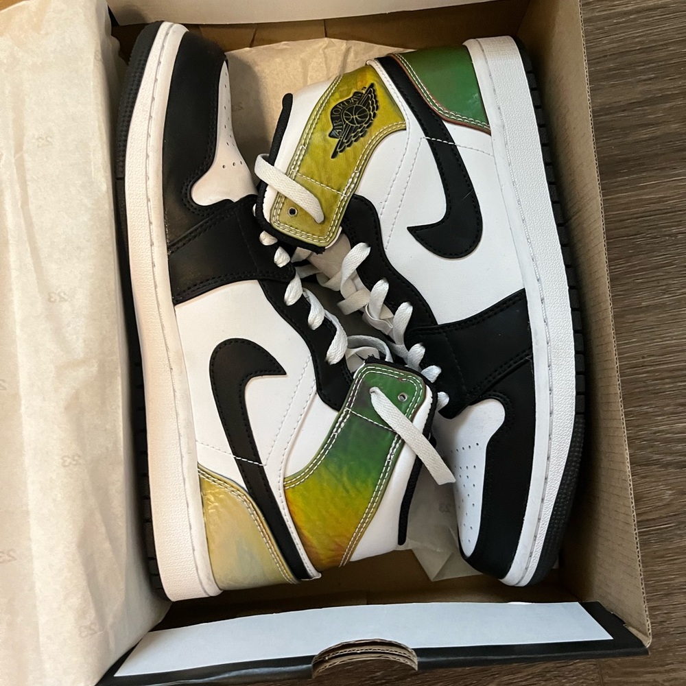 Air Jordan 1 mid SE! NEW!